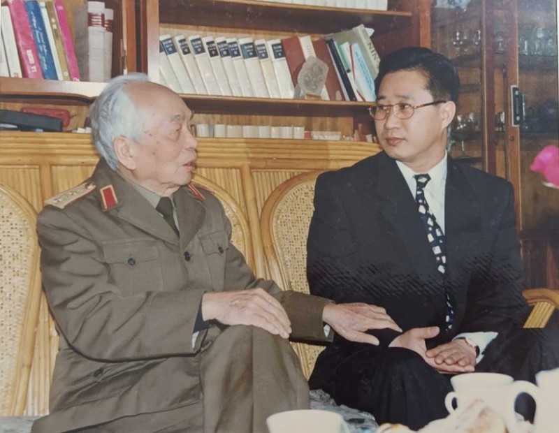 Mr. Lý Xương Căn meeting General Võ Nguyên Giáp. (Photo: Courtesy of the character) Mr. Lý Xương Căn meeting General Võ Nguyên Giáp. (Photo: Courtesy of the character)