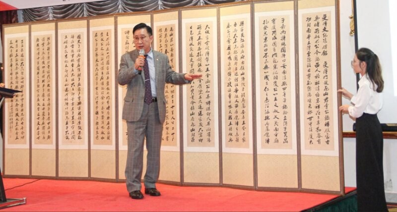 Mr. Lý Xương Căn introducing the content of the Thụ Hàng Môn Stele. (Photo: Courtesy of the character) Mr. Lý Xương Căn introducing the content of the Thụ Hàng Môn Stele. (Photo: Courtesy of the character)