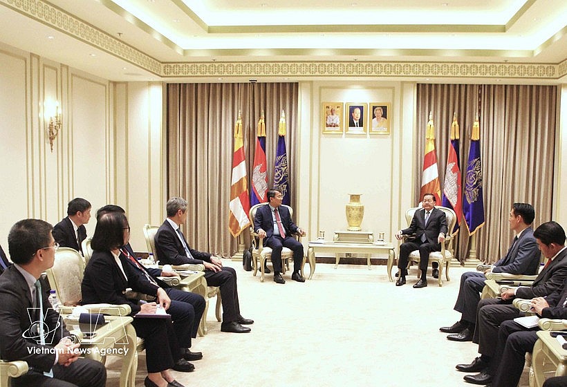 The meeting between Permanent Deputy Minister of Foreign Affairs Nguyen Minh Vu and First Deputy Prime Minister of Cambodia Neth Savoeun in Phnom Penh on February 27 (Photo: VNA)