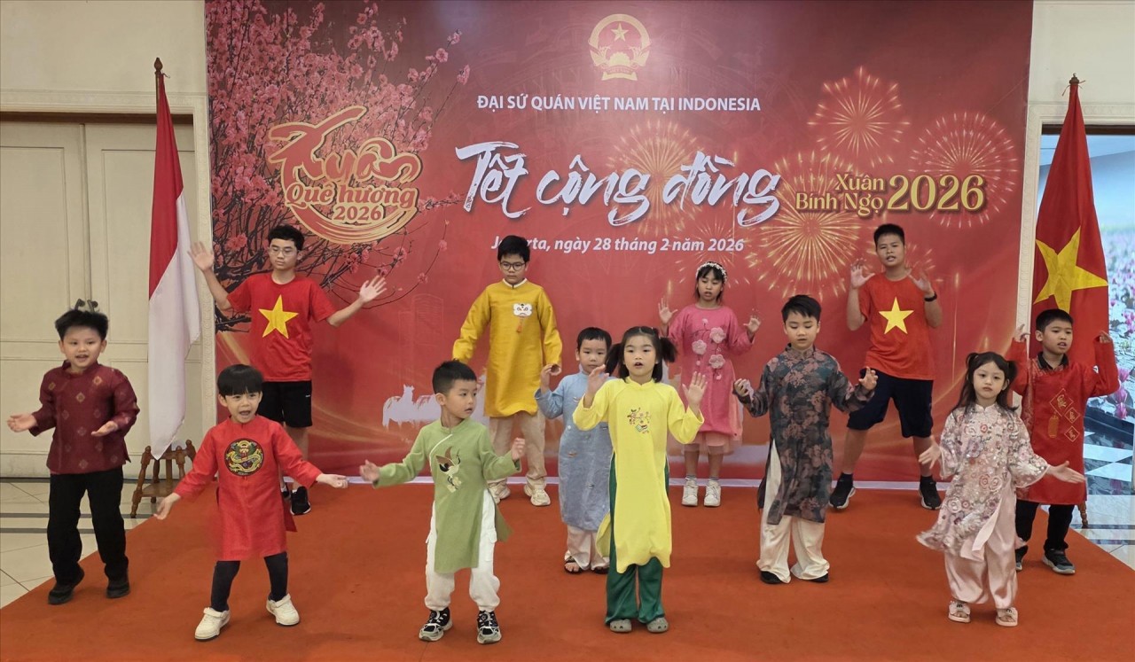 Children perform musical acts to welcome the Binh Ngo Tet. (Photo: Minh Thai, VNA correspondent in Indonesia)