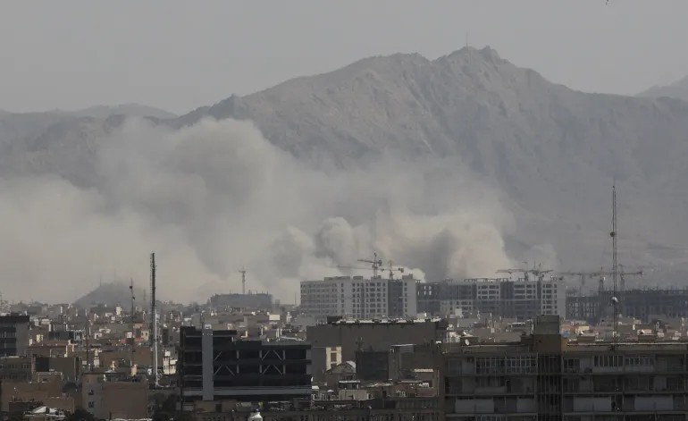 Smoke rises following waves of attacks by Israel and the United States on Tehran (Iran). (Photo: Reuters)