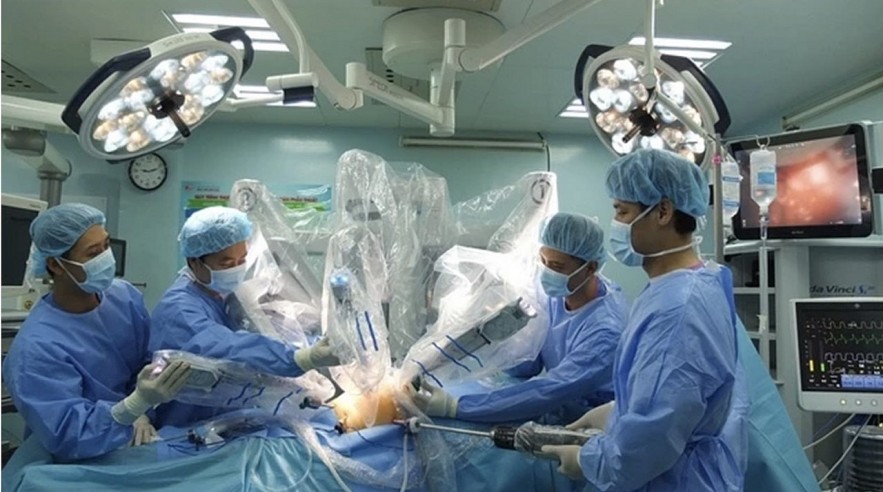 Doctors perform robot-assisted surgery on a patient. Photo: Courtesy of the hospital Doctors perform robot-assisted surgery on a patient. Photo: Courtesy of the hospital