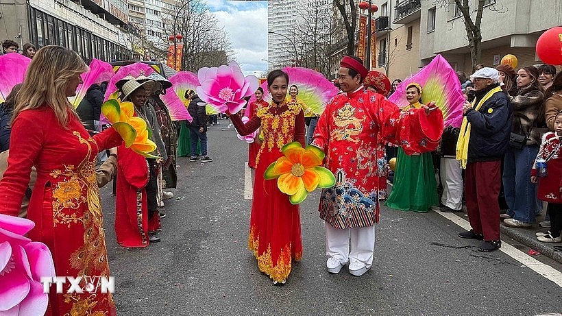 An “ao dai” (Vietnamese traditional long dress) show at the Lunar New Year parade in Paris. (Photo: VNA) An “ao dai” (Vietnamese traditional long dress) show at the Lunar New Year parade in Paris. (Photo: VNA)