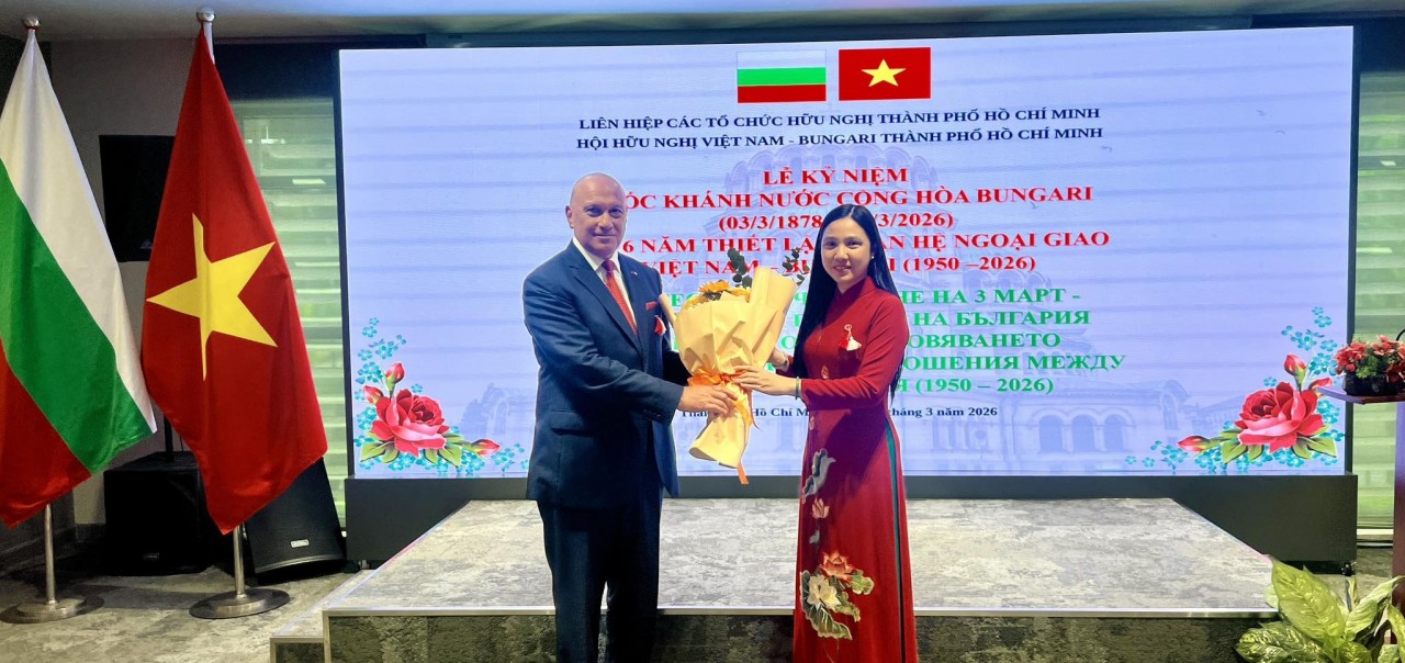 Hoang Thai Lan, President of the Ho Chi Minh City Vietnam–Bulgaria Friendship Association, presented flowers to Mr. Oleg Marinov, Counsellor of the Embassy of Bulgaria in Vietnam, in celebration of Bulgaria’s National Day. (Photo: Ho Chi Minh City Union of Friendship Organizations)