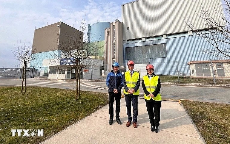 Vietnamese Ambassador to Austria and Slovenia Vu Le Thai Hoang visits Krško Nuclear Power Plant. (Photo: VNA)