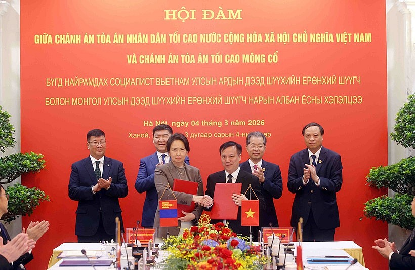 The Vietnam Court Academy and the Judicial Training, Research and Information Academy under the Supreme Court of Mongolia sign an MoU on March 4. (Photo: VNA)