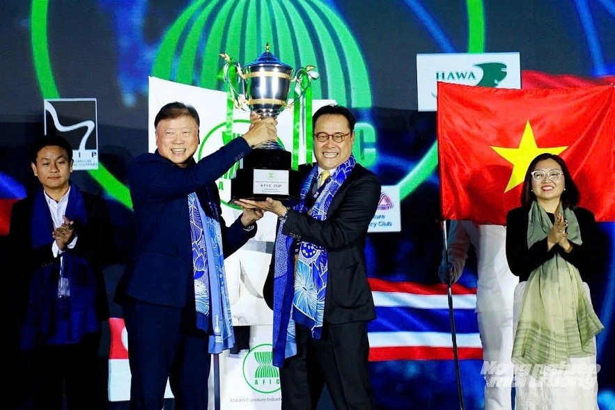 Dhanakorn Kasetrsuwan, ASEAN Furniture Industries Council (AFIC) Chair for 2024–2026, hands over the council’s leadership to Nguyen Quoc Khanh of Handicraft and Wood Industry Association of Ho Chi Minh City, serving as AFIC Chair for the 2026–2028 term. (Photo: HawaExpo)