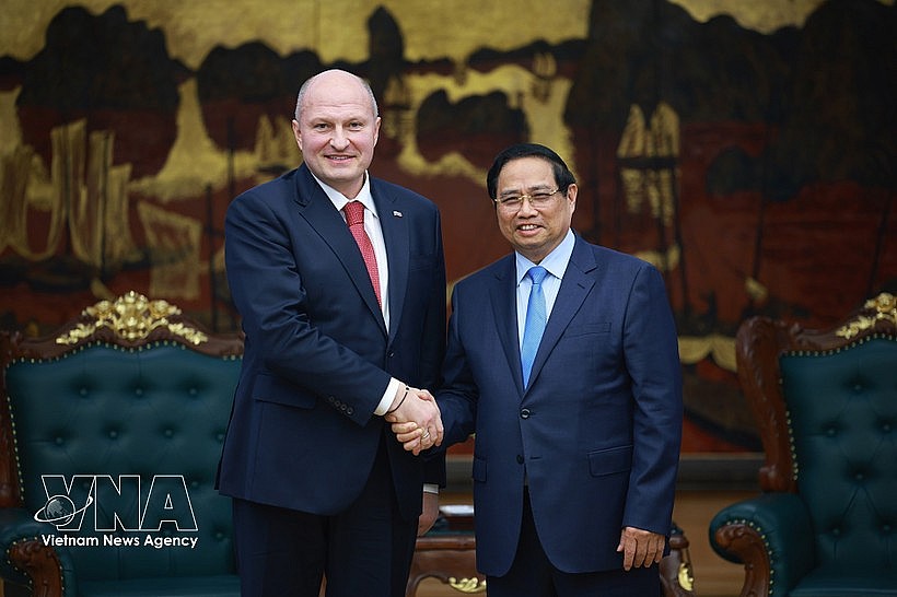 Prime Minister Pham Minh Chinh (right) and Russian Minister of Civil Defence, Emergencies and Disaster Relief Aleksandr Kurenkov at their meeting on March 5. (Photo: VNA)