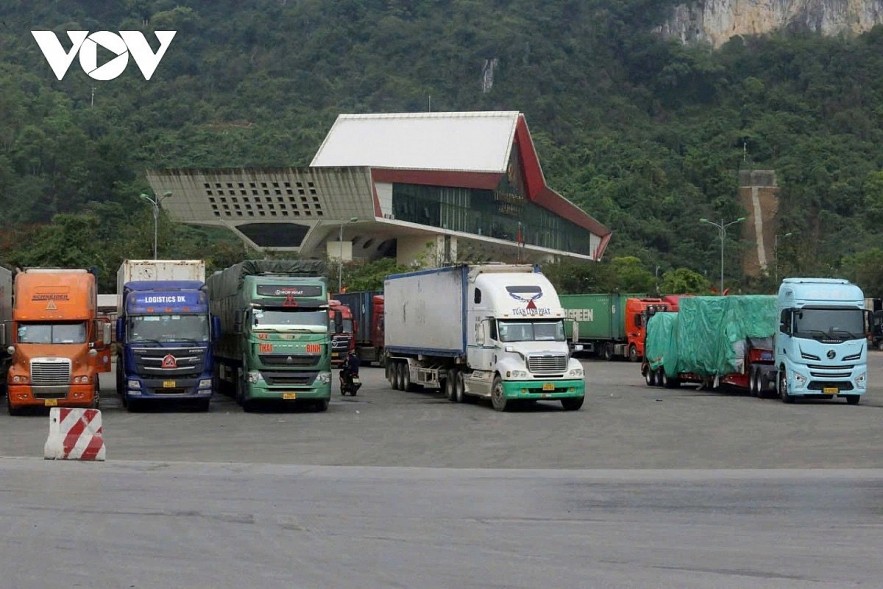 Cross-border agricultural trade picks up at Lang Son border gates after the Lunar New Year holiday