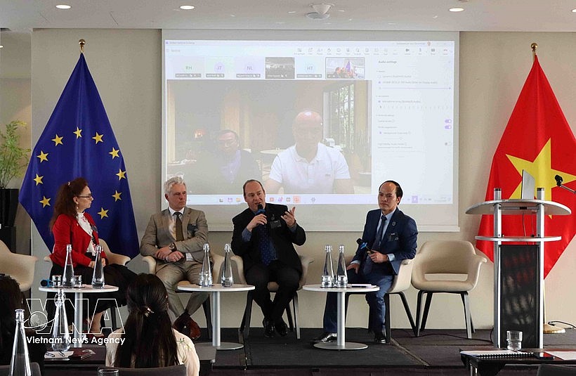 Speakers at an in-depth discussion session (Photo: VNA)