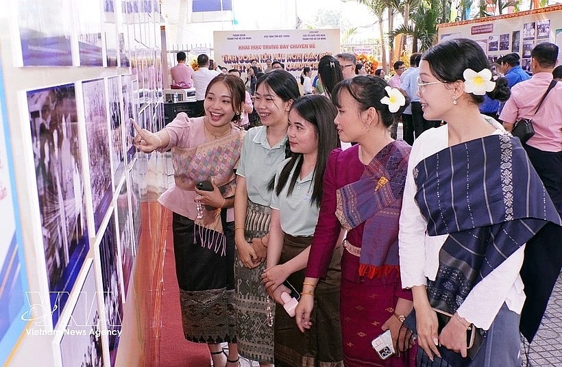 Students visit the exhibition (Photo: VNA)