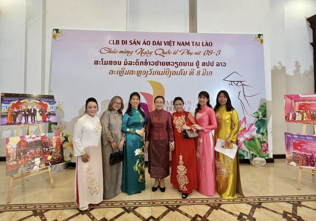 Commemorative photo. (Photo: Embassy of Vietnam in Laos)