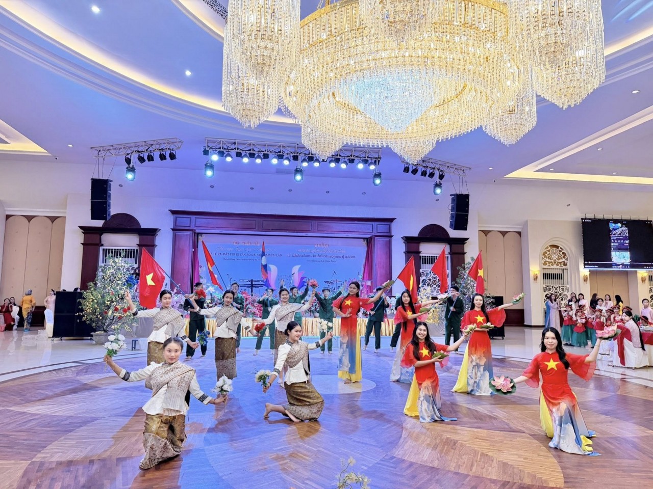 A cultural performance rich in Vietnamese-Lao characteristics. (Photo: Embassy of Vietnam in Laos)