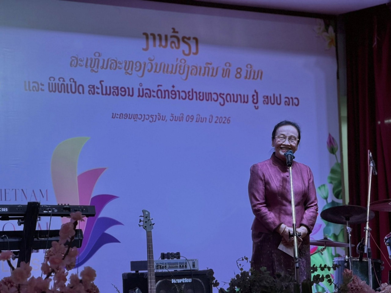 Naly Sisoulith, spouse of Lao Party General Secretary and President Thongloun Sisoulith, delivers congratulatory remarks. (Photo: Embassy of Vietnam in Laos)