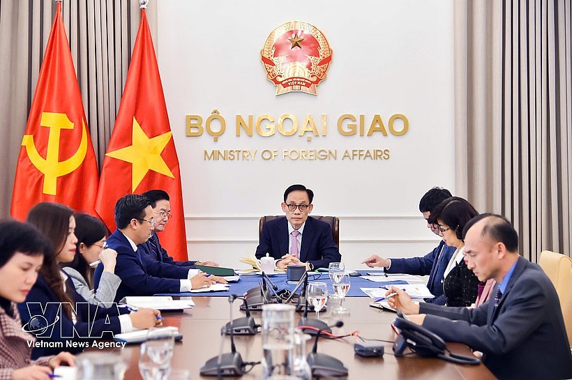 Vietnamese Minister of Foreign Affairs Le Hoai Trung (C) holds phone talks with his Korean counterpart Cho Hyun on March 10 (Photo: VNA)