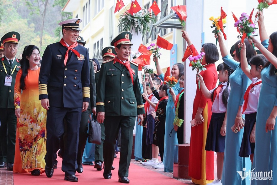General Phan Van Giang, Vietnam’s Minister of National Defense, and Senior Lieutenant General Dong Jun, China’s Minister of National Defense, during a border exchange event in 2025. Photo: Le Anh Dung