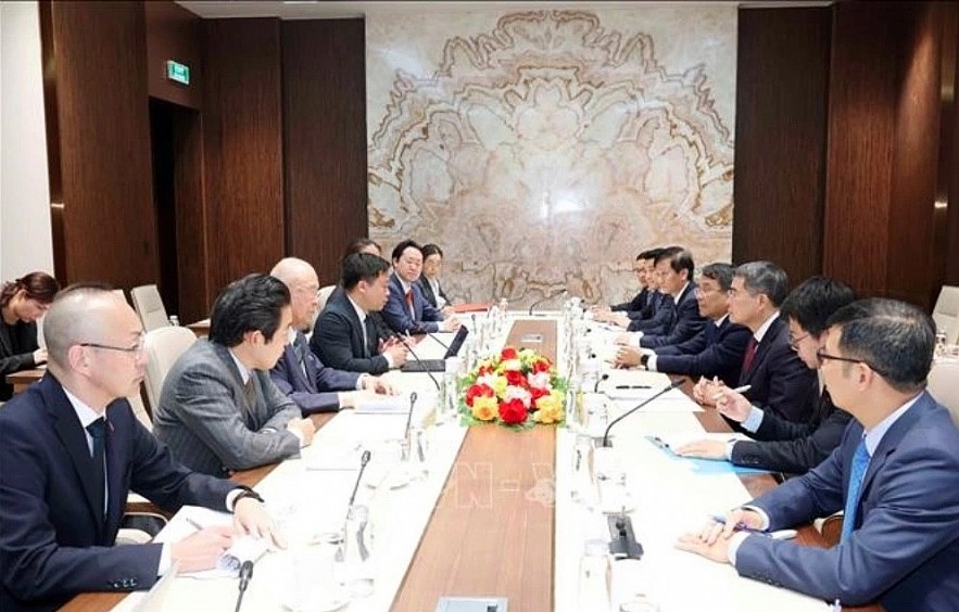 Le Minh Hung, Politburo member, Secretary of the Party Central Committee and head of the Party Central Committee’s Organisation Commission, receives Takebe Tsutomu, Special Adviser to the Japan–Vietnam Parliamentary Friendship Alliance, in Hanoi on March 10. (Photo: VNA)