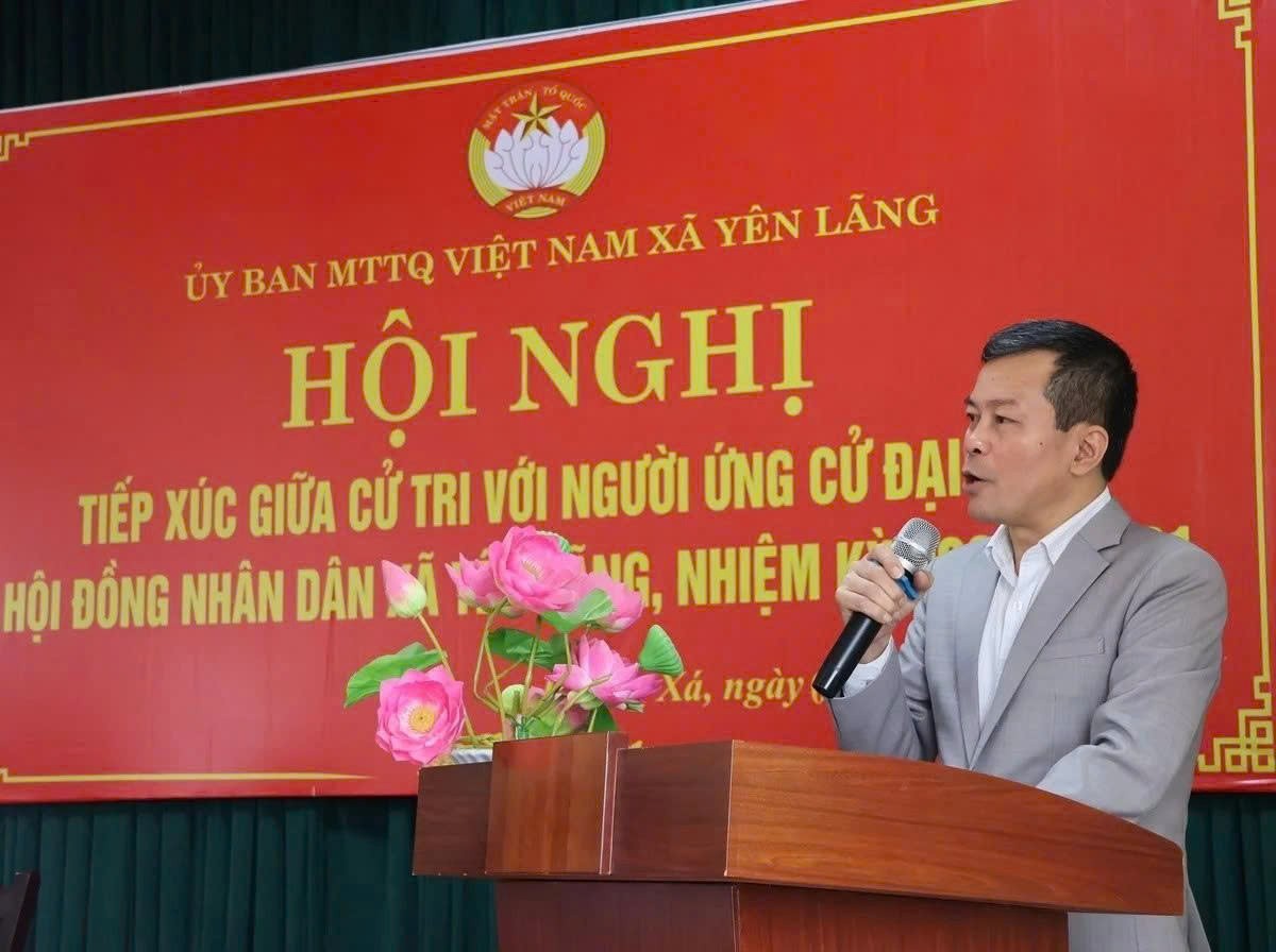 Lo Xuan Hoa, Standing Deputy Secretary of the Party Committee and Chairman of the Vietnam Fatherland Front Committee of Yen Lang Commune, Hanoi, chairs a voter meeting. (Photo: Xuan Hoa).