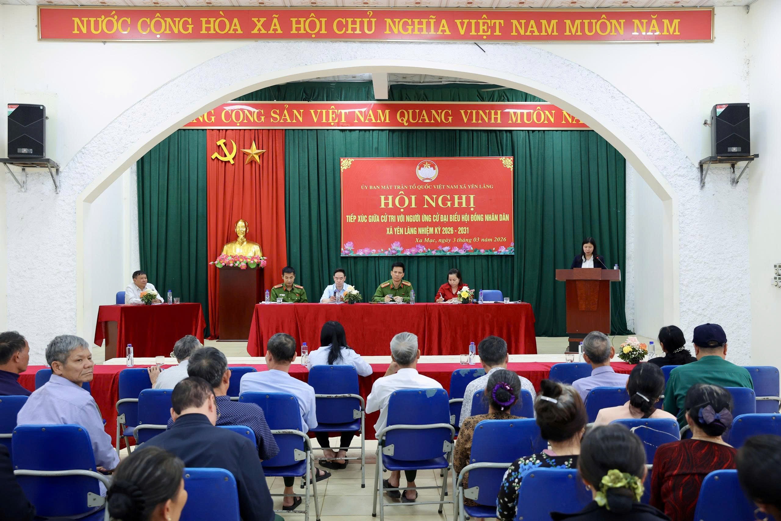 candidate for the Yen Lang Commune People’s Council presents their action program to voters. (Photo: Xuan Hoa).