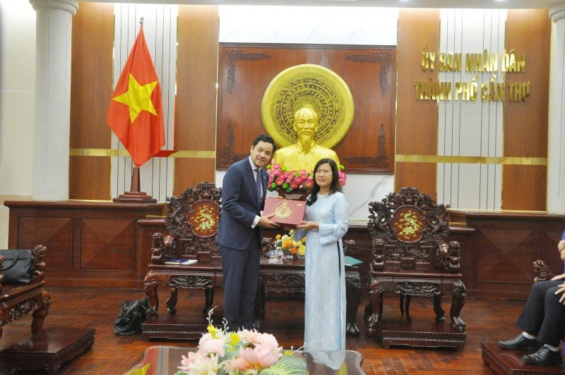 Nguyen Thi Ngoc Diep, Vice Chairwoman of the Can Tho People’s Committee (right), presents a souvenir to the Consul General of France in Ho Chi Minh City. (Photo: HV)
