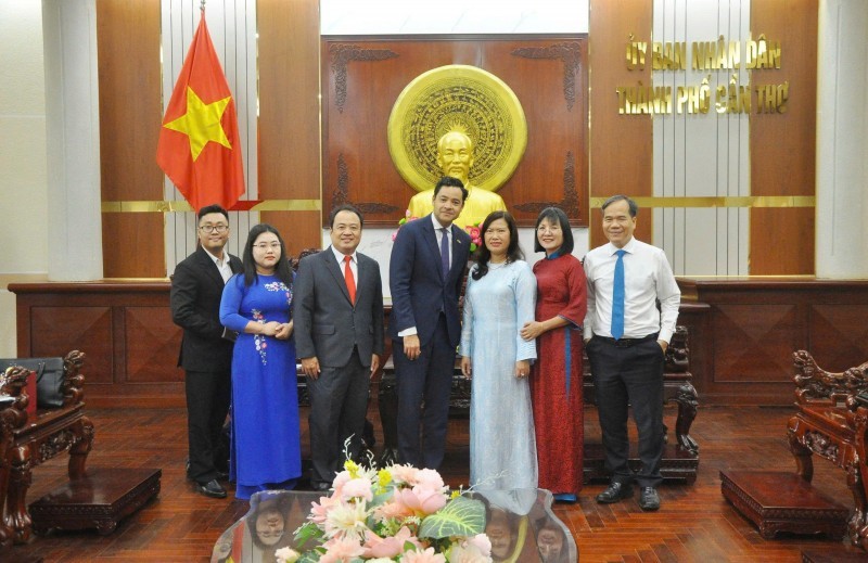 Delegates pose for a commemorative photo. (Photo: HV)
