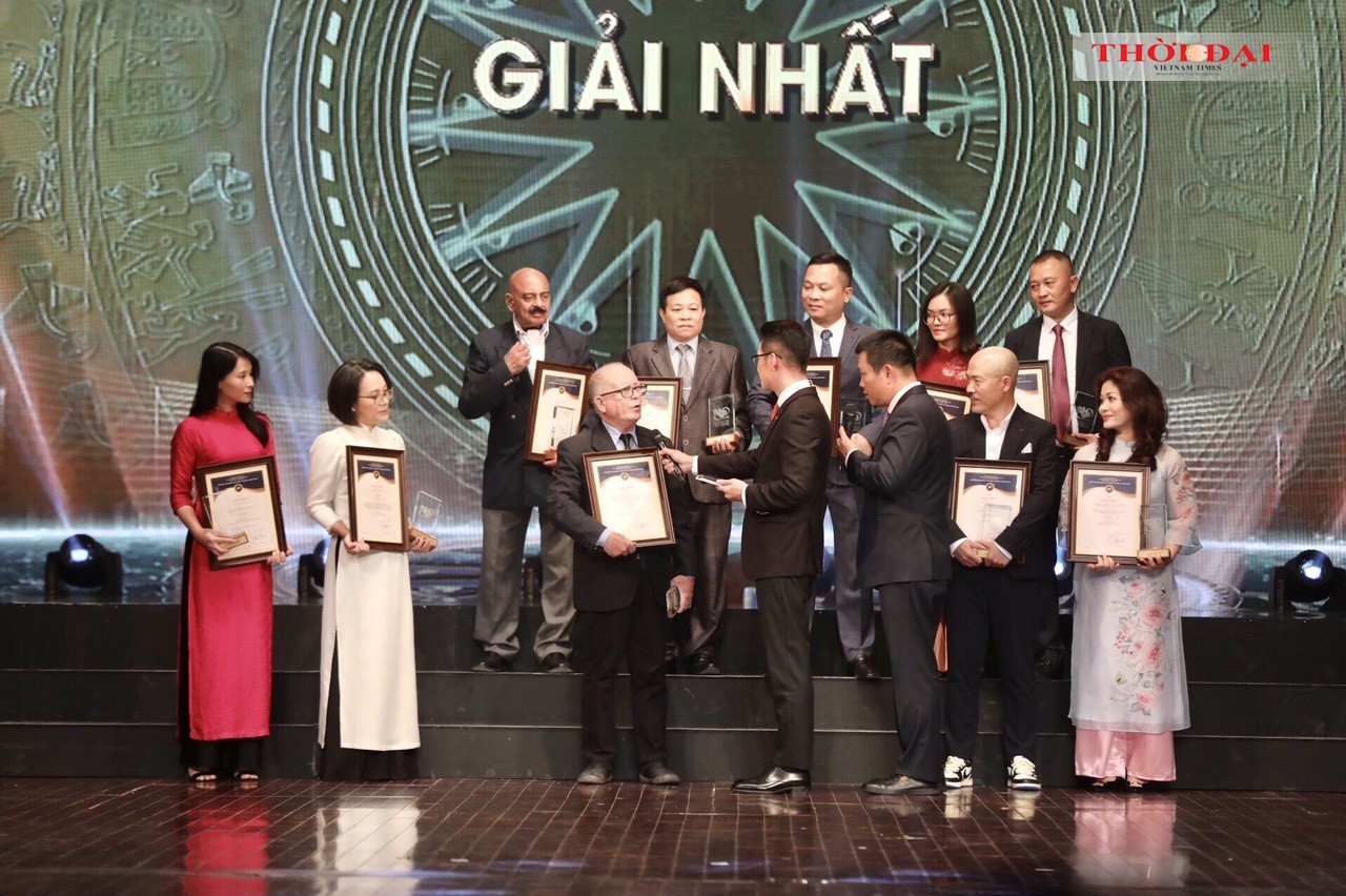 Pedro de Oliveira received the First Prize in the Book category, Portuguese language, at the 8th National External Information Service Awards on November 5, 2022. (Photo: Minh Quyet)