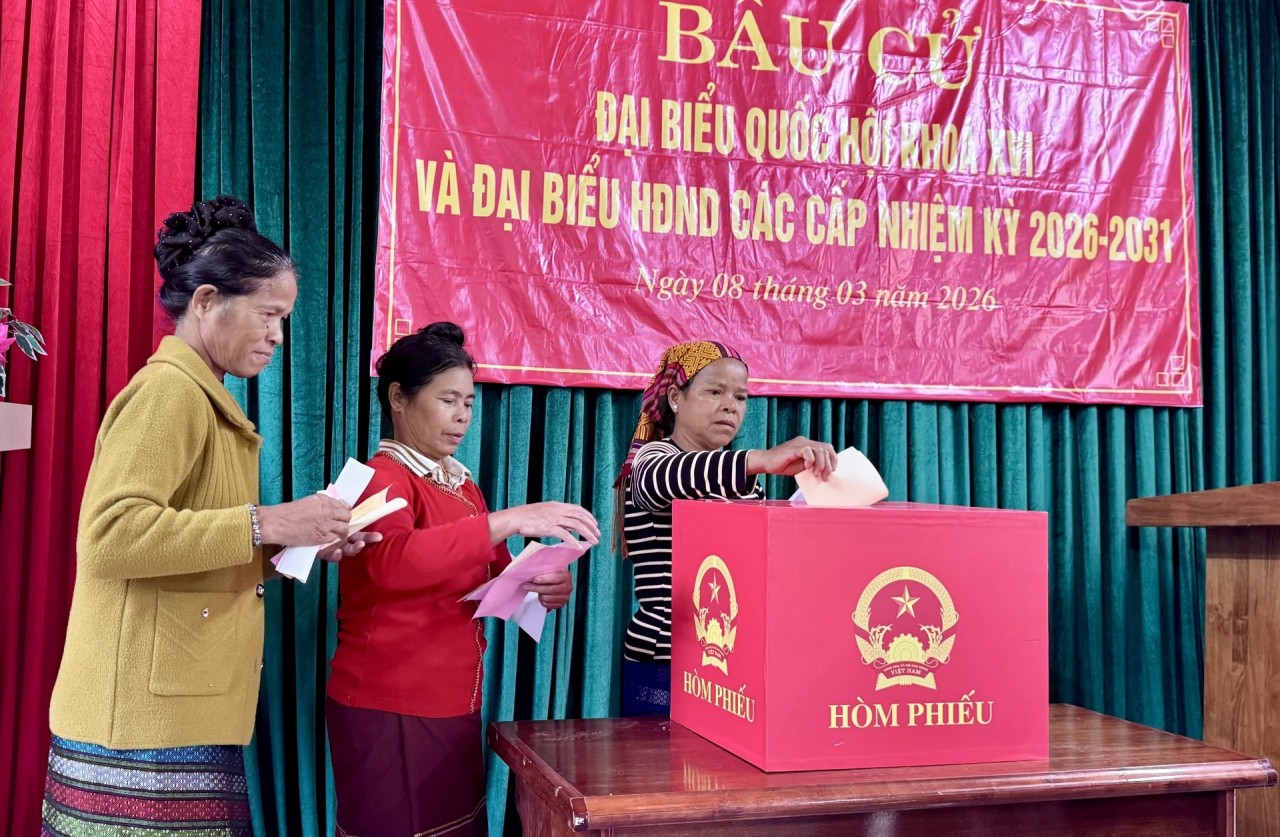 Voters in Hoi Ray hamlet, Truong Son border commune, Quang Tri province, participate in early voting for deputies to the 16th National Assembly and members of People’s Councils at all levels for the 2026–2031 term. (Photo: Quang Tri Newspaper and Radio-Television)