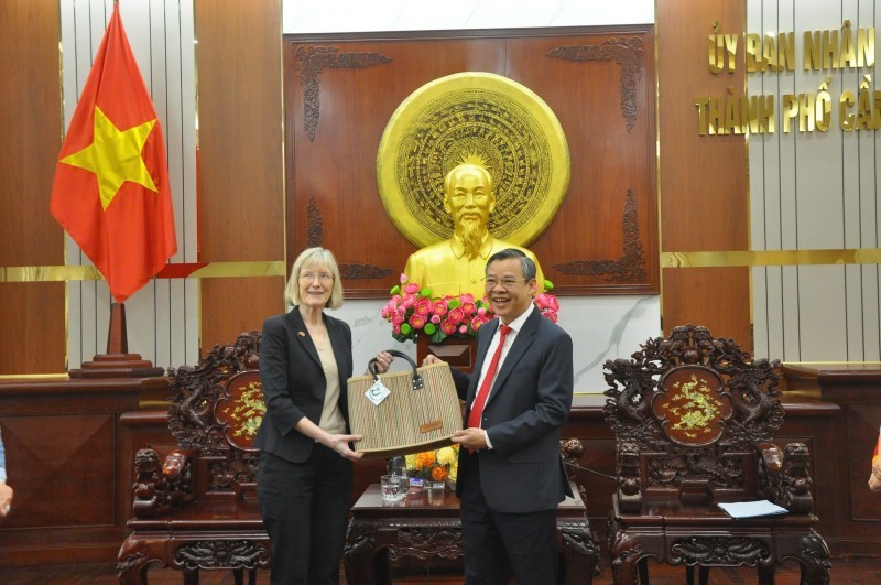 Truong Canh Tuyen, Chairman of the Can Tho Municipal People's Committee (right), presents a souvenir to Gillian Bird, Ambassador of Australia to Vietnam, at the meeting. (Photo: HV)