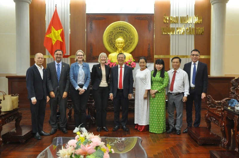 Delegates take a commemorative photo. (Photo: HV)