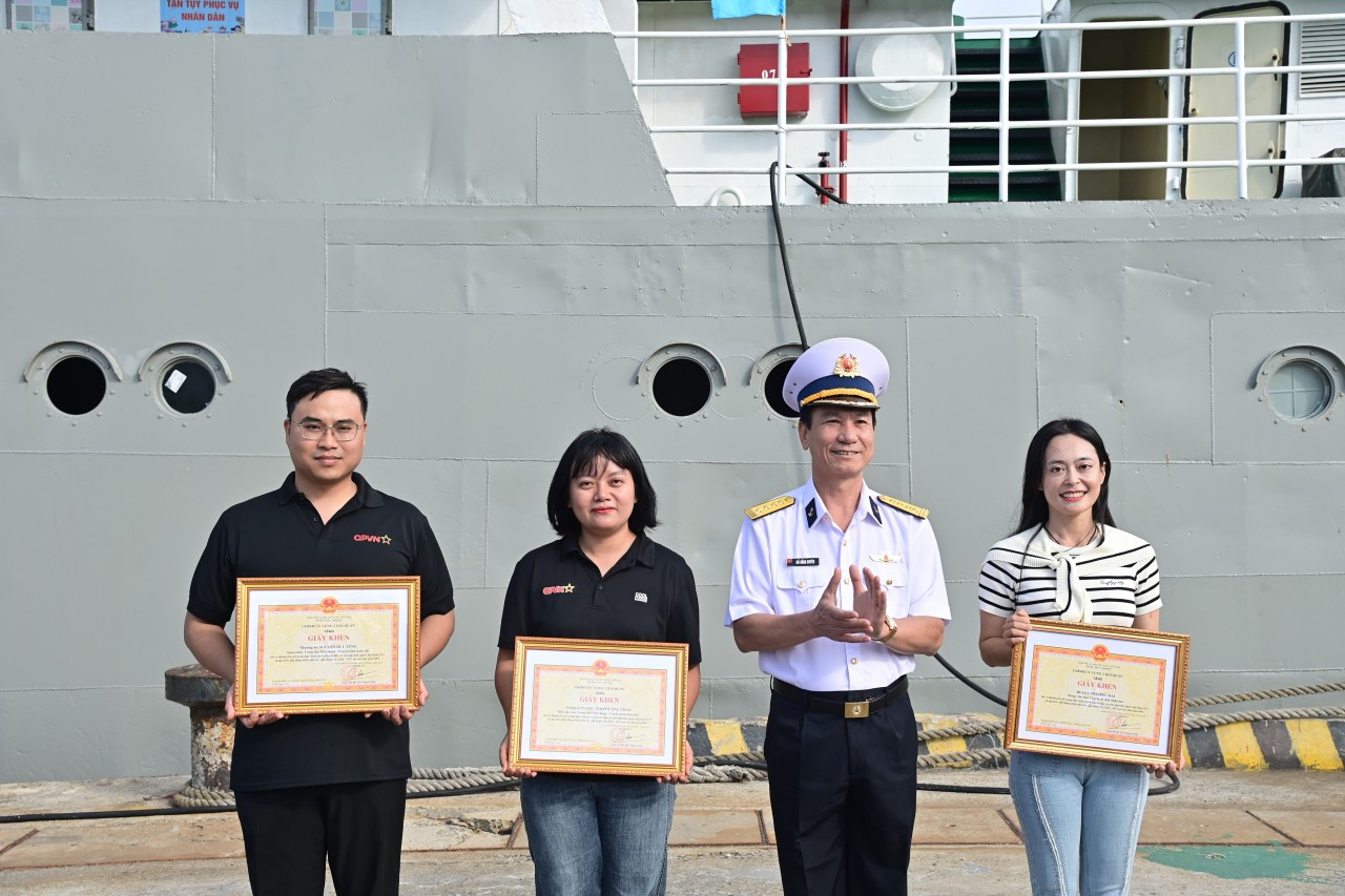 The Deputy Political Commissar of the Region presents certificates of merit to journalists participating in the communication mission. (Photo: Duc Viet)