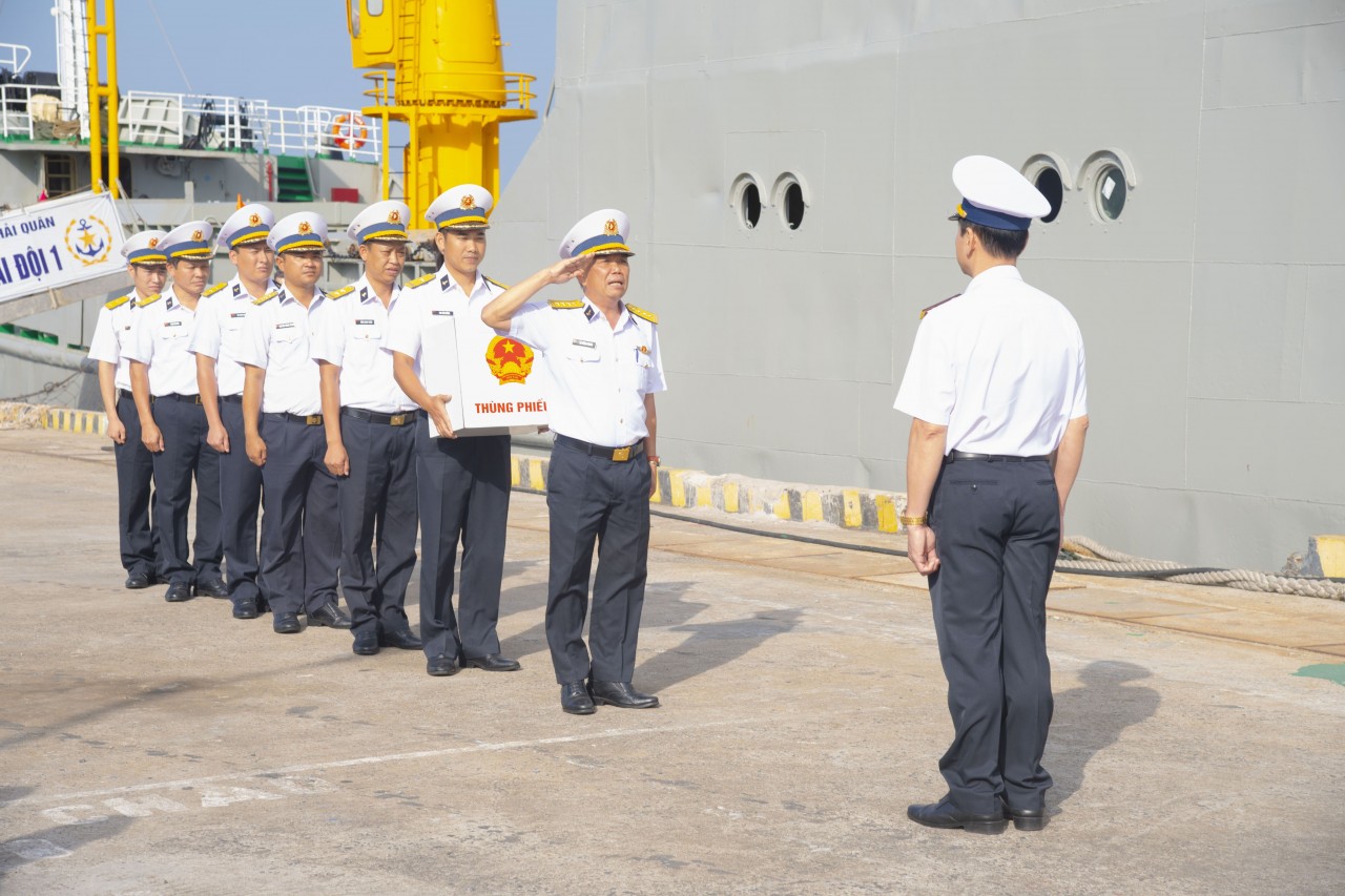 Colonel Le Hong Quang, Head of the voting team, reports to the Deputy Political Commissar of the Region. (Photo: Duc Viet)
