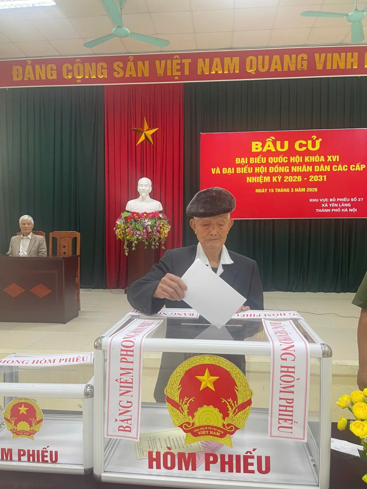 Touching Moments as Centenarian Voters in Yen Lang (Ha Noi) Cast Their Ballots