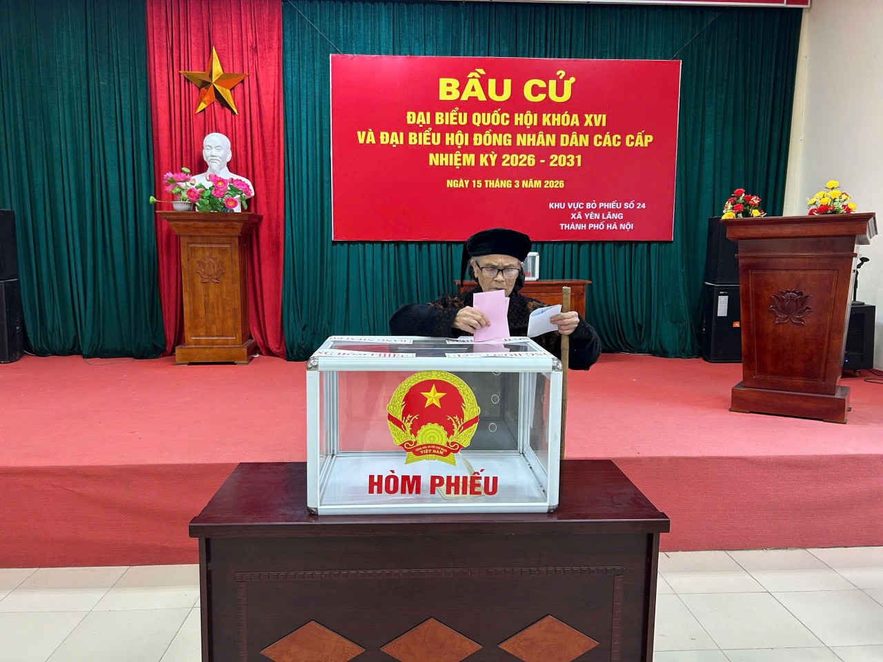 Touching Moments as Centenarian Voters in Yen Lang (Ha Noi) Cast Their Ballots