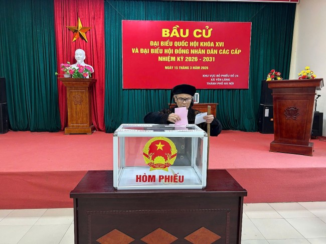 Touching Moments as Centenarian Voters in Yen Lang (Ha Noi) Cast Their Ballots