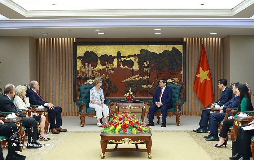 An overview of the meeting between Prime Minister Pham Minh Chinh (right) and visiting delegation from the Eisenhower Fellowships (Photo: VNA)
