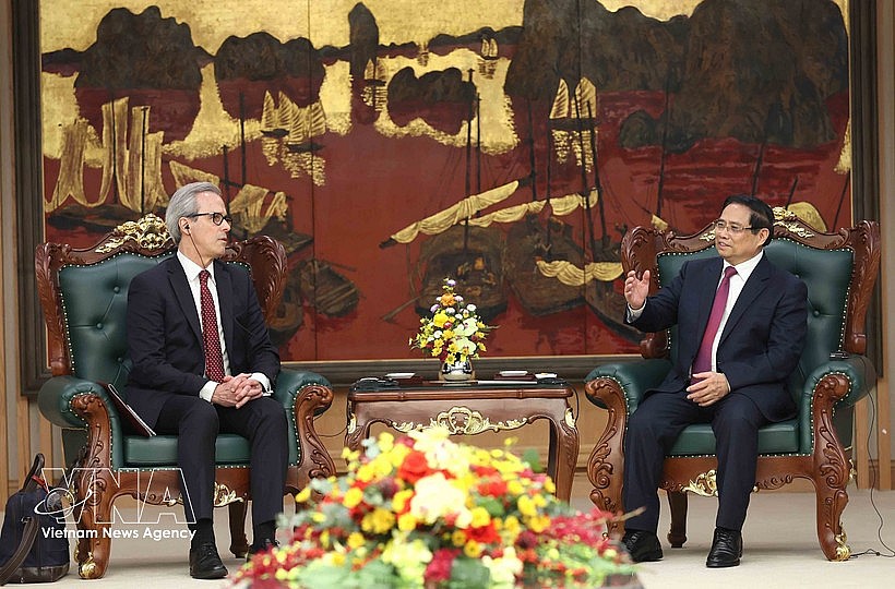 Prime Minister Pham Minh Chinh (R) receives Director for International Ocean Governance and Sustainable Fisheries of the EC Fernando Andresen Guimaraes. (Photo: VNA)