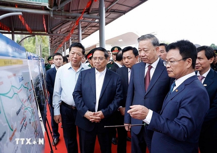 Party General Secretary To Lam makes a field inspection of key railway projects between Vietnam and China in Lang Son province on March 19. (Photo: VNA)