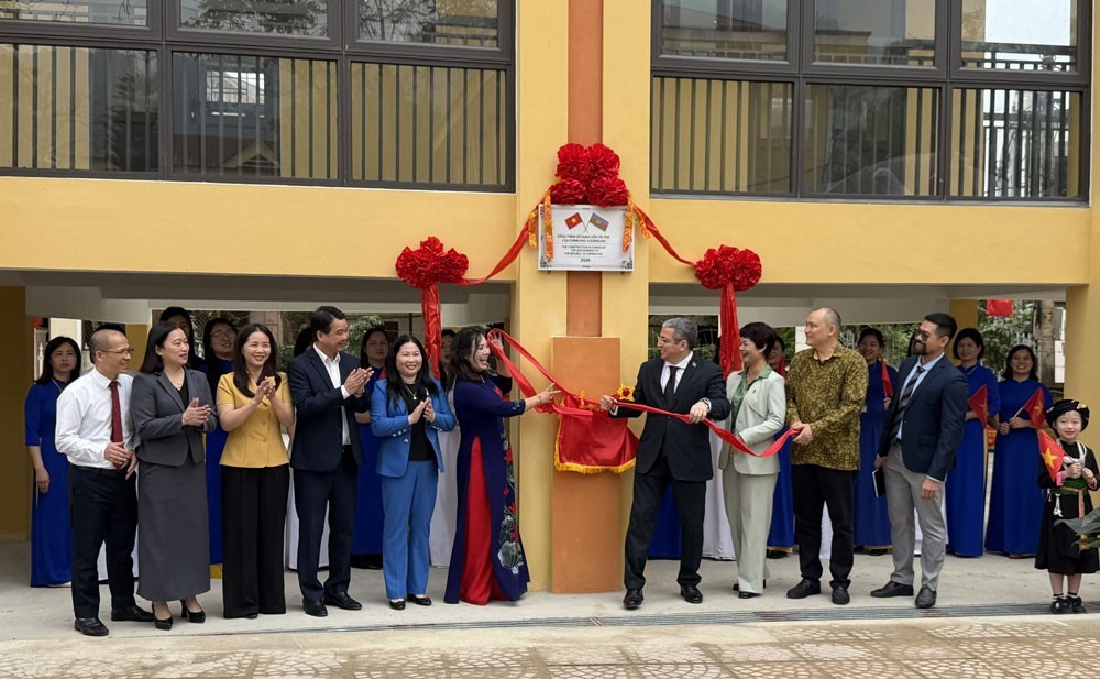 Delegates perform the school inauguration ritual. (Photo: laodong.vn) Delegates perform the school inauguration ritual. (Photo: laodong.vn)