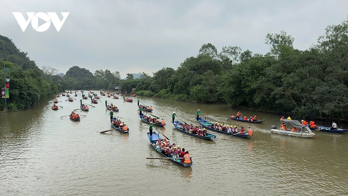 Delegates sightseeing along Yen Stream. (Photo: VOV) Delegates sightseeing along Yen Stream. (Photo: VOV)