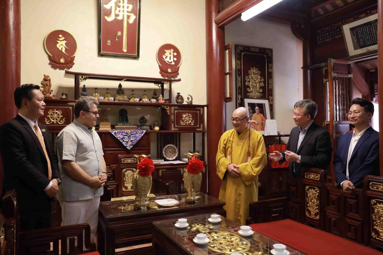 The organizing committee presented Huong Pagoda with commemorative gifts. The organizing committee presented Huong Pagoda with commemorative gifts.