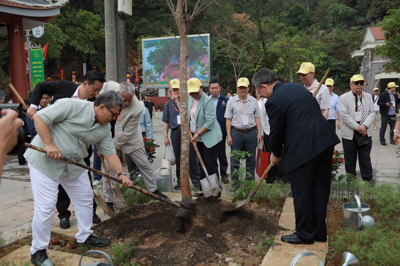 Nearly 400 Delegates and Ambassadors Attend “Friendship Spring Excursion 2026” at Huong Pagoda