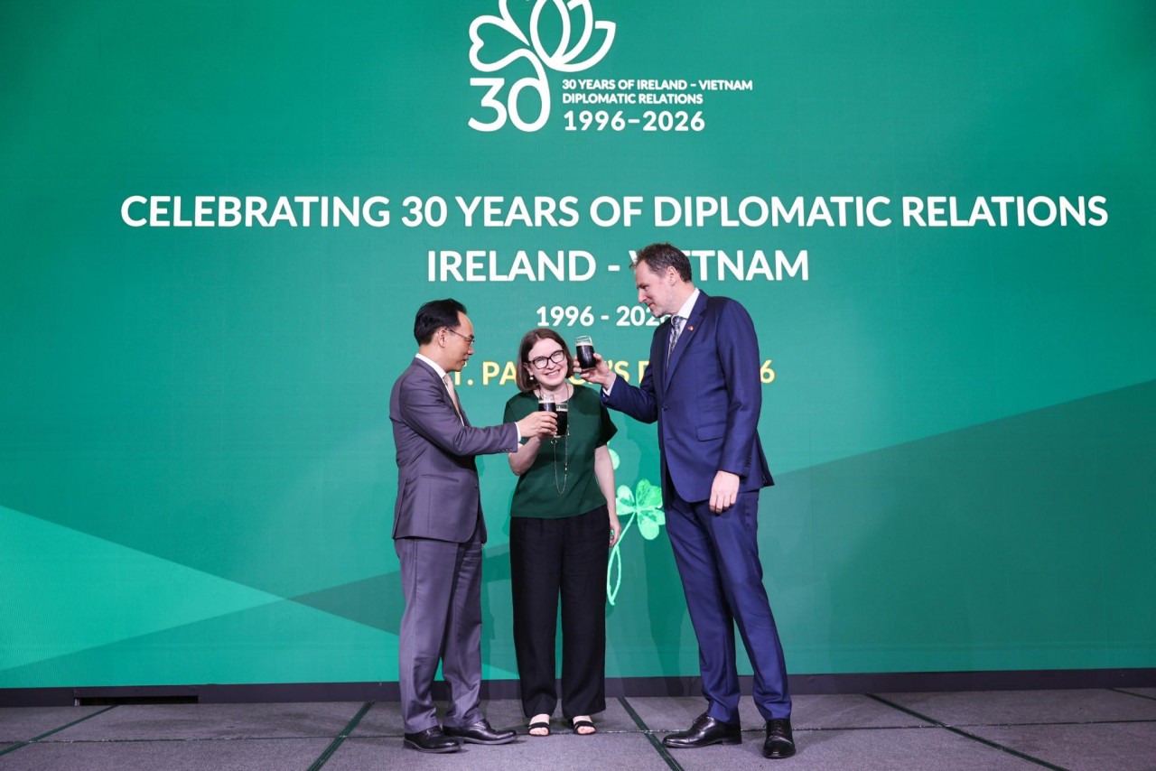 In a cordial and amicable atmosphere, delegates raised a toast in celebration of Saint Patrick’s Day, extending their best wishes for Ireland’s continued prosperity and for ever-closer, more effective Vietnam–Ireland relations. In a cordial and amicable atmosphere, delegates raised a toast in celebration of Saint Patrick’s Day, extending their best wishes for Ireland’s continued prosperity and for ever-closer, more effective Vietnam–Ireland relations.