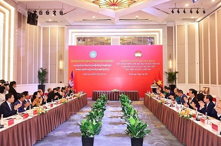 Talks between the Vietnam Fatherland Front Central Committee and the National Council of the Solidarity Front for the Development of the Cambodian Motherland. (Photo: VNA)