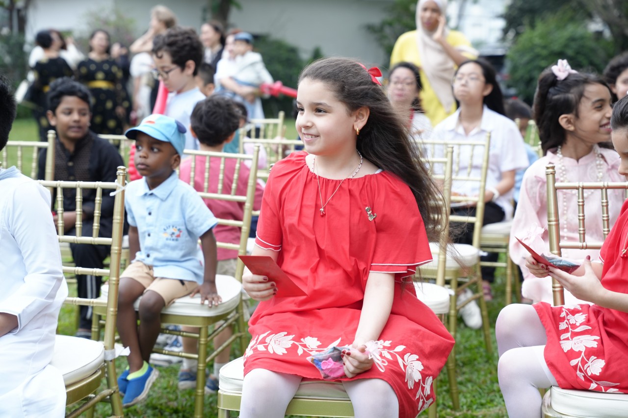 Muslim children enjoy circus performances at the event. (Photo: Embassy of the Kingdom of Saudi Arabia in Vietnam)