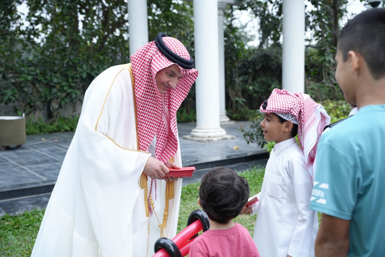 The Ambassador of the Kingdom of Saudi Arabia in Vietnam presents gifts to children attending the event. (Photo: Embassy of the Kingdom of Saudi Arabia in Vietnam)