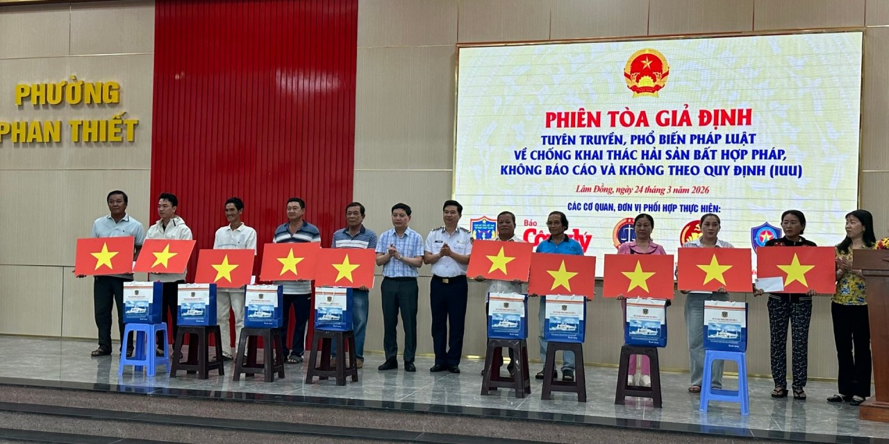 The organizing committee presents national flags and gifts to fishermen from policy beneficiary families and those in difficult circumstances (Photo: Lam Dong Newspaper) The organizing committee presents national flags and gifts to fishermen from policy beneficiary families and those in difficult circumstances (Photo: Lam Dong Newspaper)