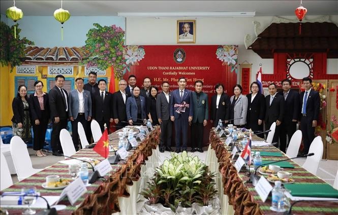 Ambassador Pham Viet Hung (center) poses for a commemorative photo with the university’s leadership, along with leaders of the Vietnamese Association in Thailand and the Vietnamese Association of Udon Thani province. (Photo: VNA)