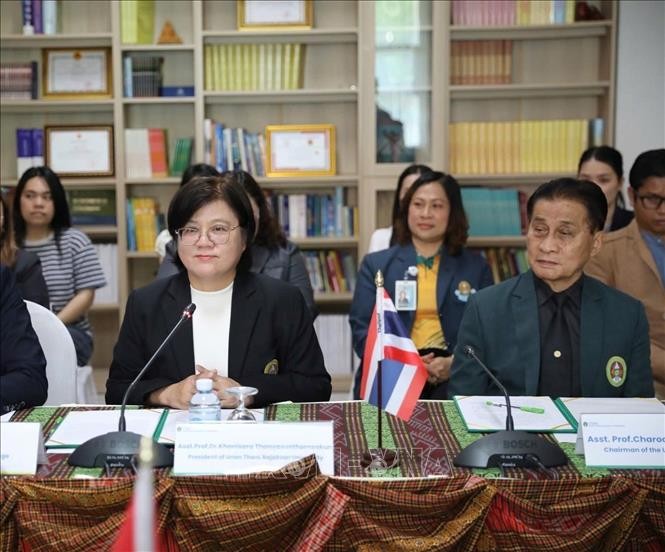 Associate Professor Dr. Khanisara Thanyasunthornsakun (left), President of Udon Thani Rajabhat University, affirmed that the university always places importance on promoting cooperation with partners from Vietnam. (Photo: VNA)