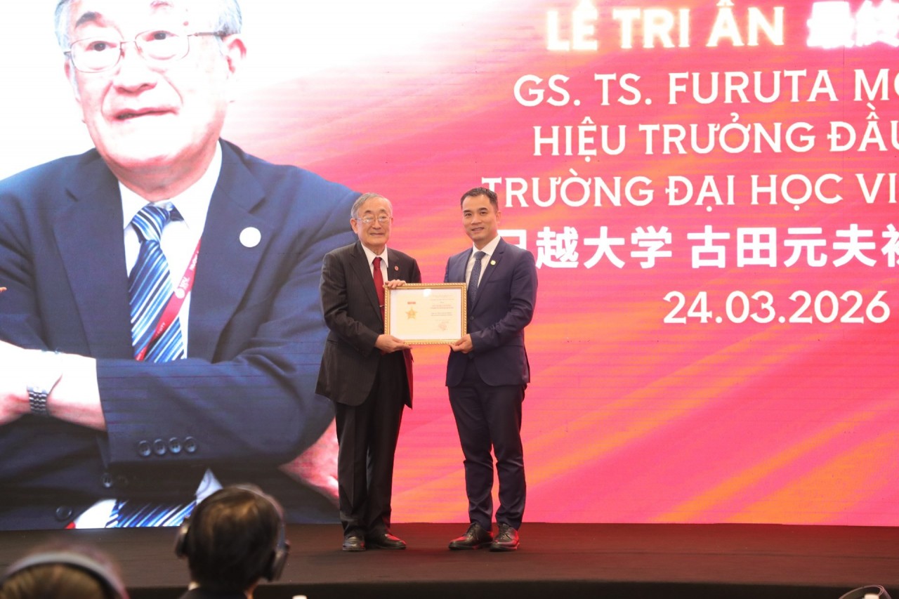 On this occasion, Associate Professor Dr. Phạm Bảo Sơn presented Professor Furuta Motoo with the commemorative medal “For the Development of Vietnam National University Hanoi” in recognition of his significant contributions. On this occasion, Associate Professor Dr. Phạm Bảo Sơn presented Professor Furuta Motoo with the commemorative medal “For the Development of Vietnam National University Hanoi” in recognition of his significant contributions.