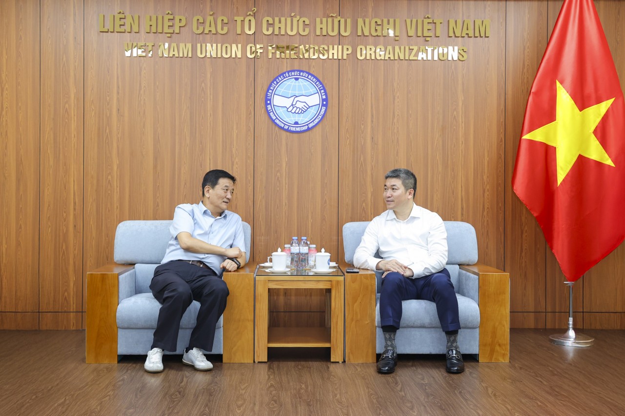 Phan Anh Son, President of the Vietnam Union of Friendship Organizations (right), receives Zhang Qiang, Head of the United Front Work Department of the Yan’an Municipal Party Committee (left). (Photo: Dinh Hoa) Phan Anh Son, President of the Vietnam Union of Friendship Organizations (right), receives Zhang Qiang, Head of the United Front Work Department of the Yan’an Municipal Party Committee (left). (Photo: Dinh Hoa)